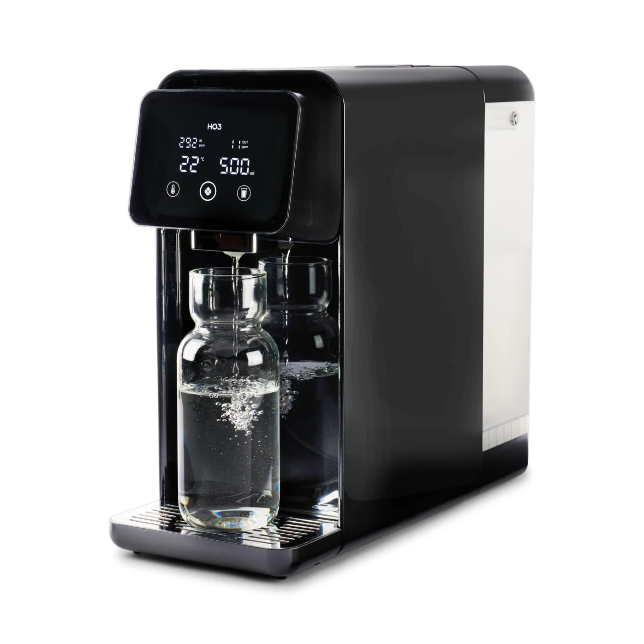 System HO3 Home One to nowoczesne, kompaktowe urządzenie do filtracji wody metodą odwróconej osmozy. Skutecznie usuwa nawet 99,9 % zanieczyszczeń, dzięki czemu woda staje się krystalicznie czysta i bezpieczna. Wbudowana membrana RO oraz proces remineralizacji przywracają wodzie magnez, wapń, potas i sód, poprawiając jej smak i wartość odżywczą. Wysoka jakość wykonania i niemiecka precyzja gwarantują długą trwałość i czystość systemu. Idealny wybór dla osób, które chcą pić zdrową, świeżą wodę bez plastiku i