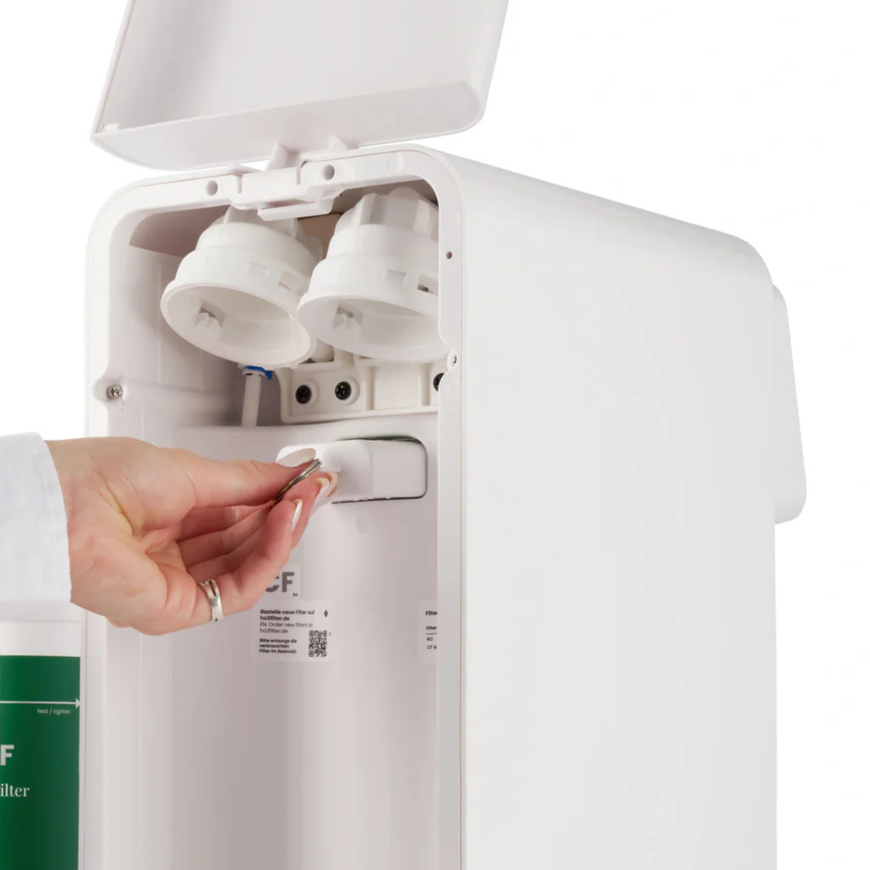 Zestaw CF & MN łączy filtr wstępny CF, który usuwa piasek, rdzę i większe zanieczyszczenia, z filtrem mineralizującym MN z technologią TasteBoost. Dzięki temu system filtracji zapewnia nie tylko czystą, ale też smaczną wodę bogatą w magnez i wapń. Komplet został zaprojektowany tak, aby chronić pozostałe elementy systemu i wydłużyć ich żywotność. Rezultat – świeża, krystaliczna woda prosto z kranu.