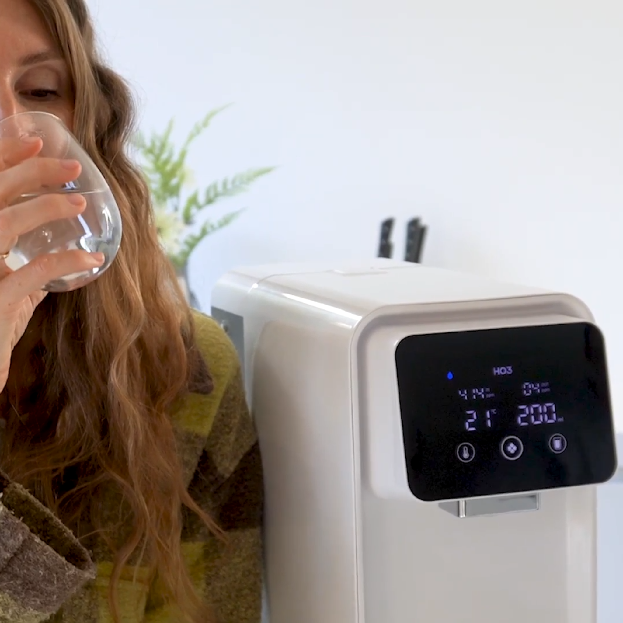 Zestaw HO3 Home One to kompletny system filtracji wody, który łączy cztery filtry: membranę osmotyczną RO, filtr wstępny CF, filtr mineralny MN oraz filtr mineralizujący. Urządzenie wykorzystuje technologię odwróconej osmozy, dzięki czemu usuwa do 99,9 procent zanieczyszczeń i metali ciężkich. W zestawie znajduje się również elegancka karafka borokrzemowa HO3. System zapewnia krystalicznie czystą, świeżą i zdrową wodę prosto z kranu.