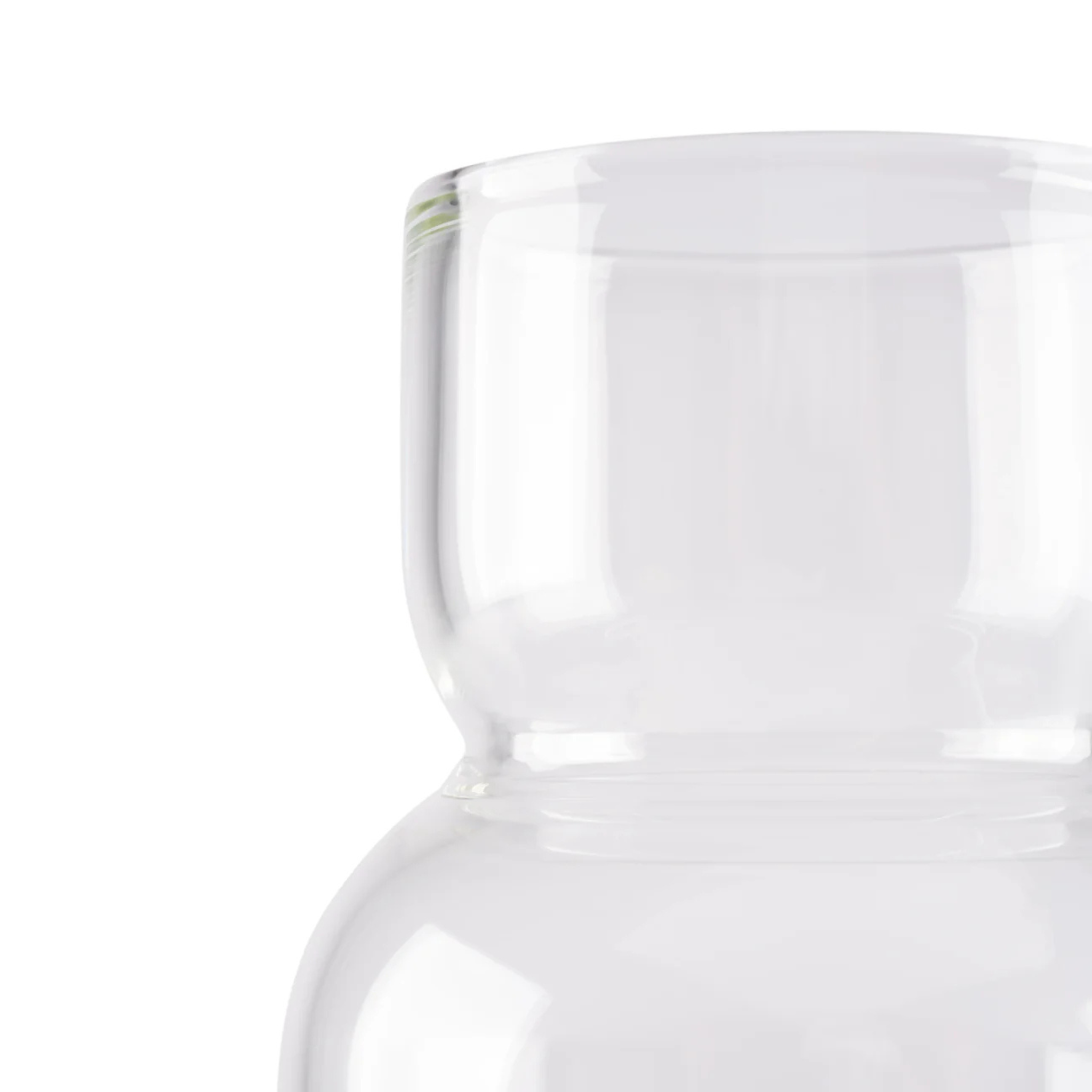 Ręcznie wykonana karafka ze szkła borokrzemowego to elegancki dodatek do kuchni i doskonałe uzupełnienie systemu Home One. Szkło jest odporne na temperatury do 95 °C, nie wchodzi w reakcję z wodą i zachowuje jej naturalny smak. Pojemność 650 ml sprawia, że idealnie pasuje pod wylewkę filtra, a delikatne grawerowane logo dodaje estetyki. Karafka może być myta w zmywarce – praktyczna, trwała i piękna jednocześnie. Dzięki niej codzienne picie wody staje się czystą przyjemnością.