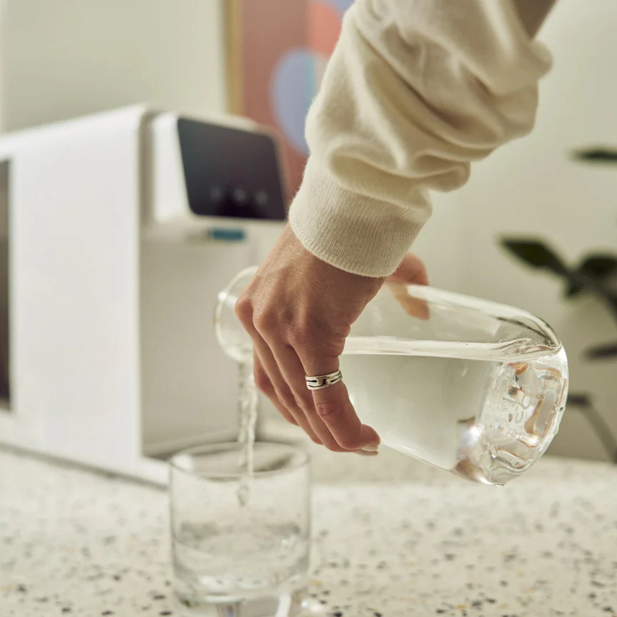 Ręcznie wykonana karafka ze szkła borokrzemowego to elegancki dodatek do kuchni i doskonałe uzupełnienie systemu Home One. Szkło jest odporne na temperatury do 95 °C, nie wchodzi w reakcję z wodą i zachowuje jej naturalny smak. Pojemność 650 ml sprawia, że idealnie pasuje pod wylewkę filtra, a delikatne grawerowane logo dodaje estetyki. Karafka może być myta w zmywarce – praktyczna, trwała i piękna jednocześnie. Dzięki niej codzienne picie wody staje się czystą przyjemnością.