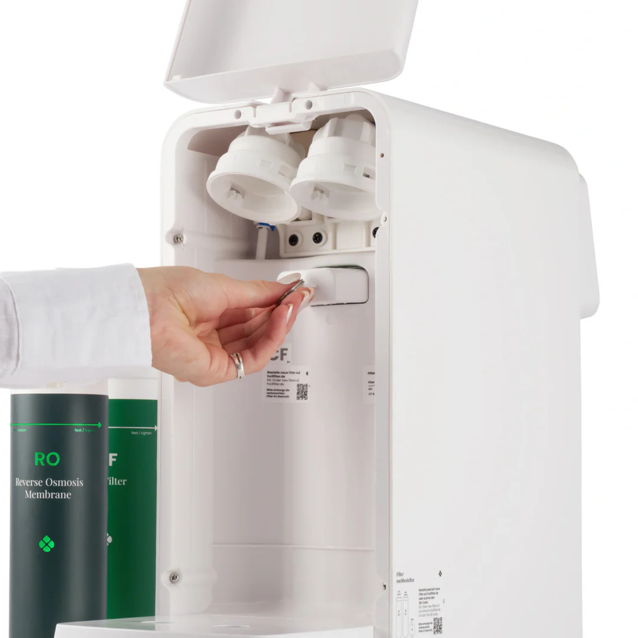 Zestaw CF & MN łączy filtr wstępny CF, który usuwa piasek, rdzę i większe zanieczyszczenia, z filtrem mineralizującym MN z technologią TasteBoost. Dzięki temu system filtracji zapewnia nie tylko czystą, ale też smaczną wodę bogatą w magnez i wapń. Komplet został zaprojektowany tak, aby chronić pozostałe elementy systemu i wydłużyć ich żywotność. Rezultat – świeża, krystaliczna woda prosto z kranu.