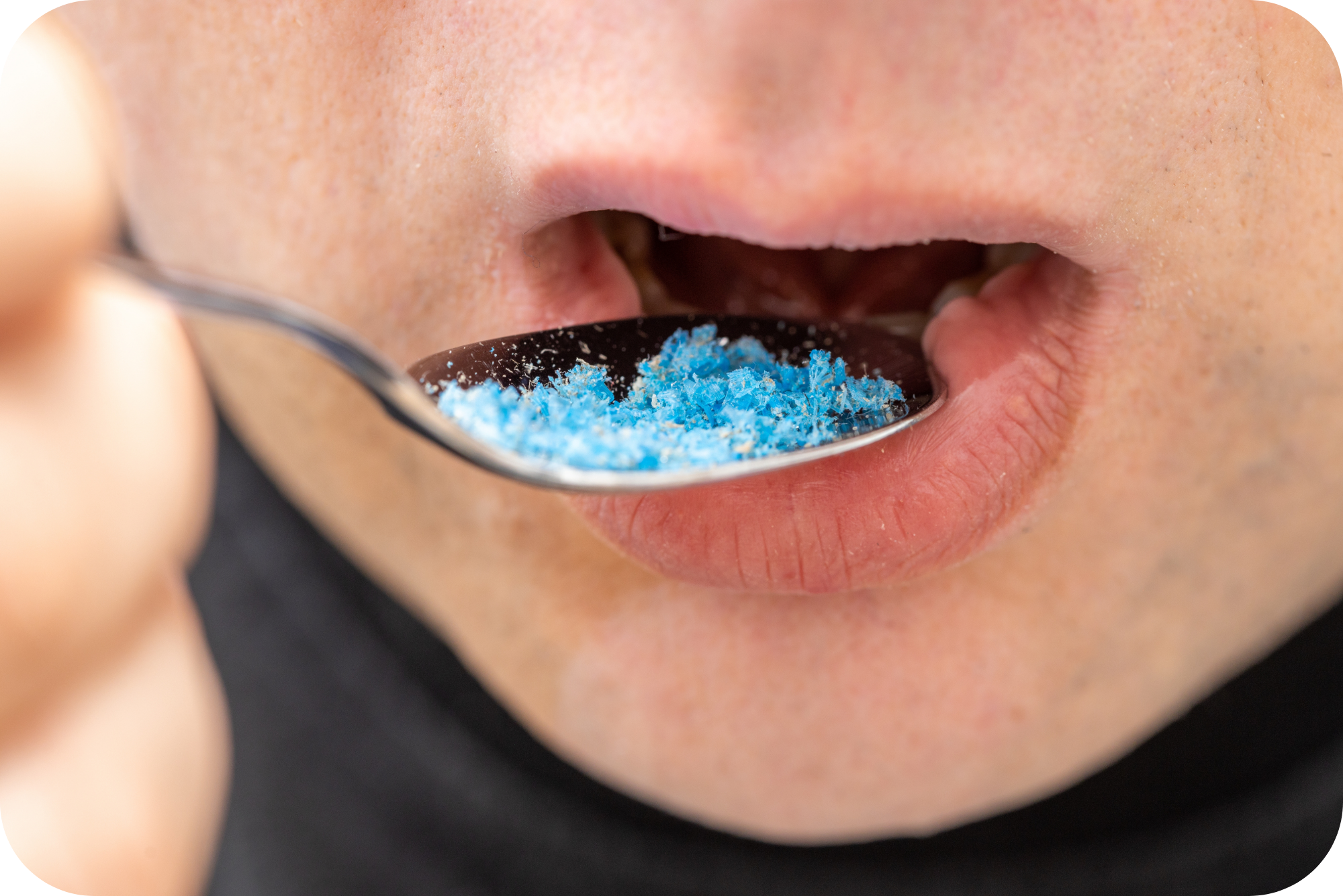Mikroplastik w wodzie, cząstki plastiku w szklance