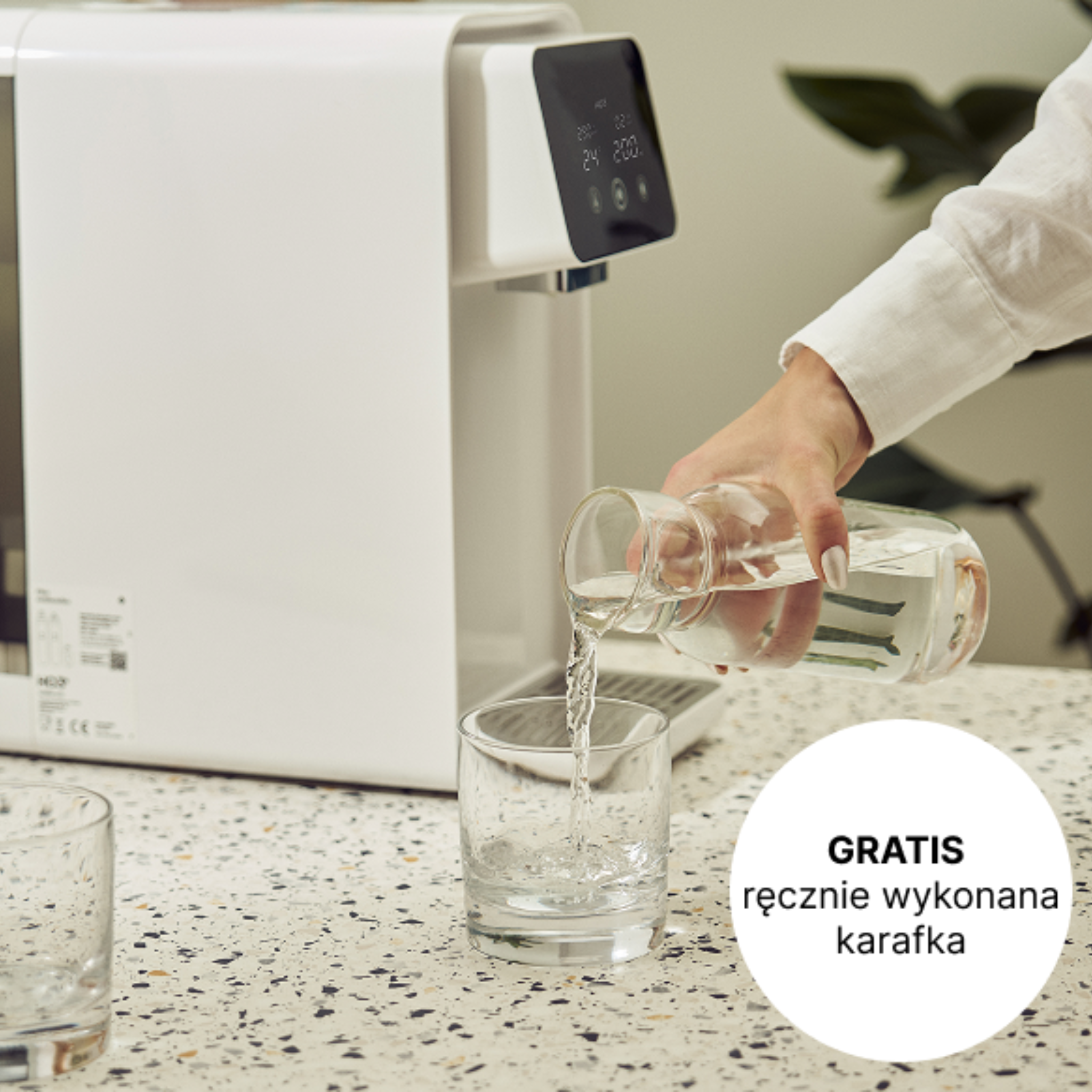 Zestaw HO3 Home One to kompletny system filtracji wody, który łączy cztery filtry: membranę osmotyczną RO, filtr wstępny CF, filtr mineralny MN oraz filtr mineralizujący. Urządzenie wykorzystuje technologię odwróconej osmozy, dzięki czemu usuwa do 99,9 procent zanieczyszczeń i metali ciężkich. W zestawie znajduje się również elegancka karafka borokrzemowa HO3. System zapewnia krystalicznie czystą, świeżą i zdrową wodę prosto z kranu.