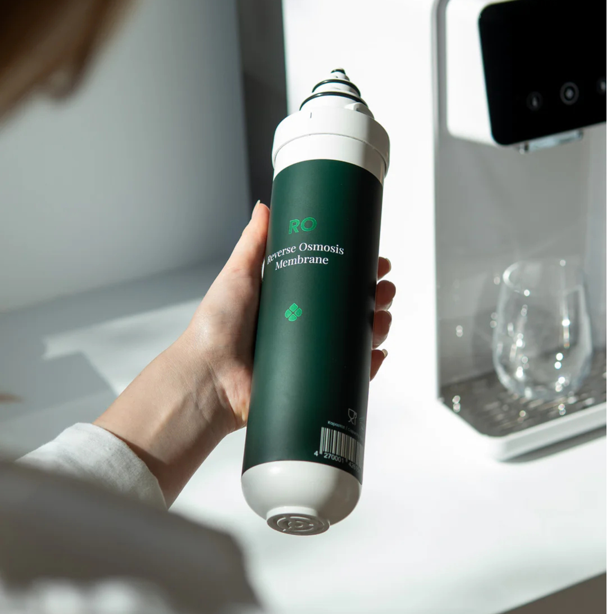 Membrana RO to serce każdego systemu odwróconej osmozy. Zatrzymuje 99,9 % zanieczyszczeń, bakterii i metali ciężkich, pozostawiając jedynie czystą wodę. Dzięki mikroporom filtr usuwa nawet najdrobniejsze cząsteczki, a woda staje się klarowna i bezpieczna do spożycia. To niezastąpiony element dla każdego, kto ceni zdrowie i naturalny smak wody.