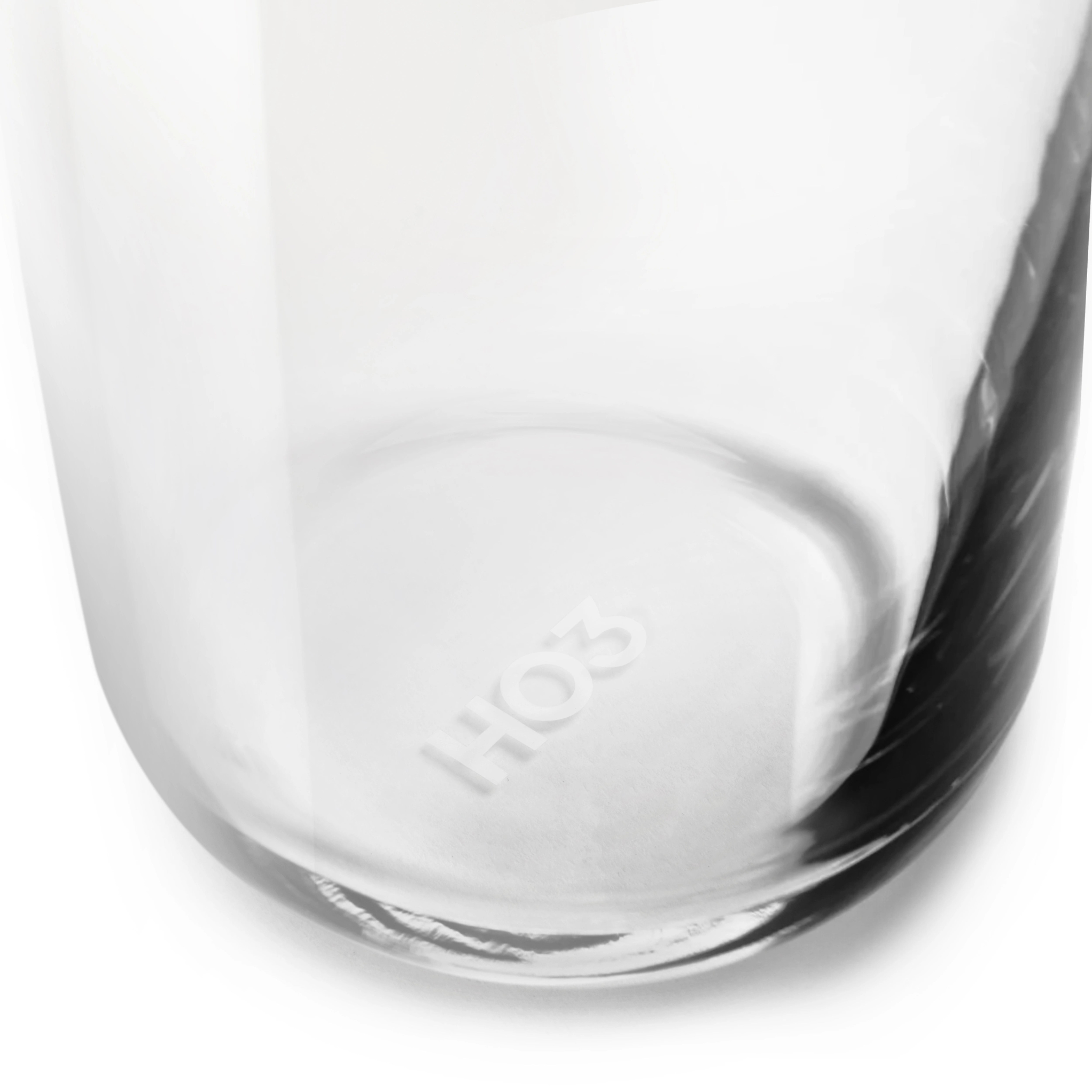 Ręcznie wykonana karafka ze szkła borokrzemowego to elegancki dodatek do kuchni i doskonałe uzupełnienie systemu Home One. Szkło jest odporne na temperatury do 95 °C, nie wchodzi w reakcję z wodą i zachowuje jej naturalny smak. Pojemność 650 ml sprawia, że idealnie pasuje pod wylewkę filtra, a delikatne grawerowane logo dodaje estetyki. Karafka może być myta w zmywarce – praktyczna, trwała i piękna jednocześnie. Dzięki niej codzienne picie wody staje się czystą przyjemnością.
