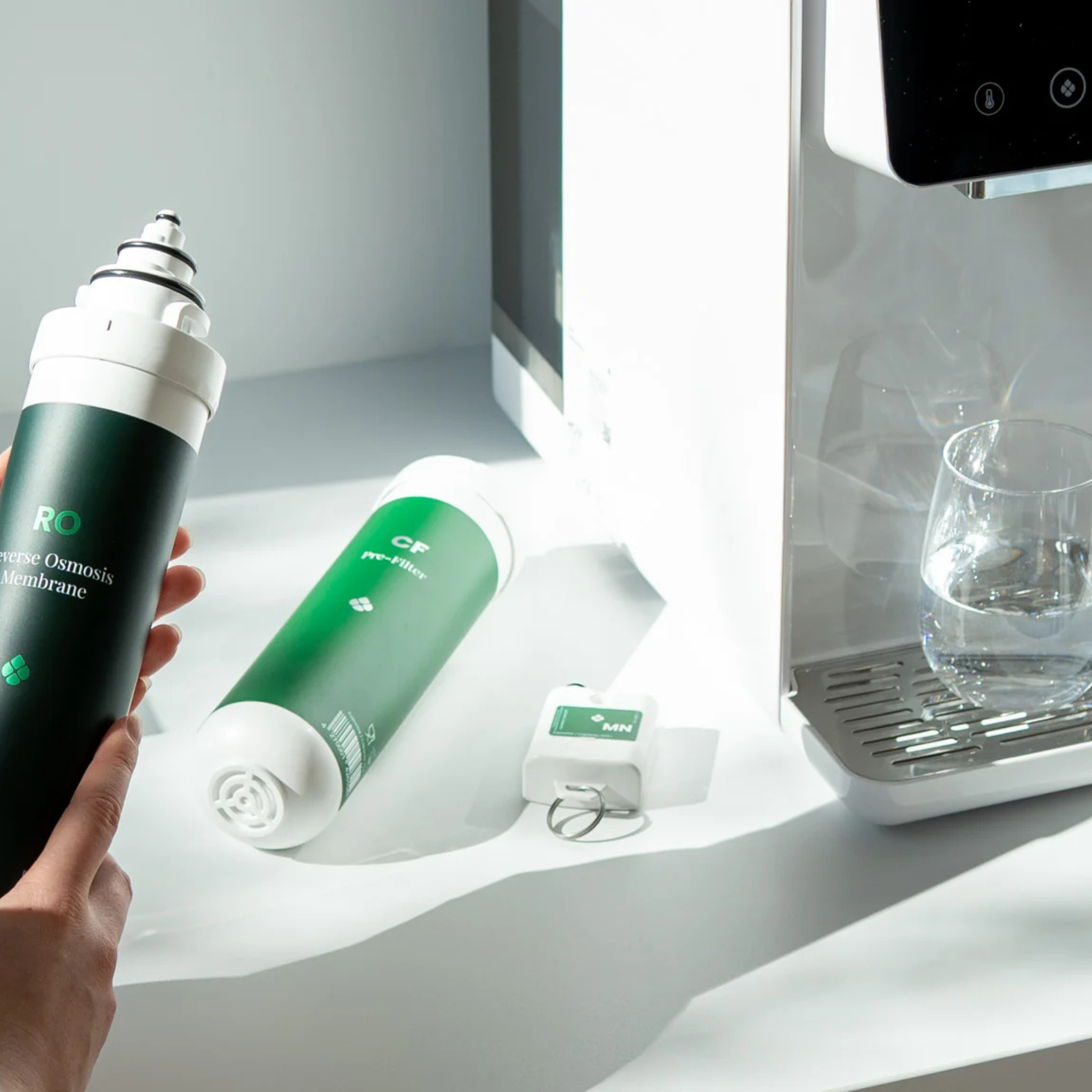 Zestaw CF & MN łączy filtr wstępny CF, RO który usuwa piasek, rdzę i większe zanieczyszczenia, z filtrem mineralizującym MN z technologią TasteBoost. Dzięki temu system filtracji zapewnia nie tylko czystą, ale też smaczną wodę bogatą w magnez i wapń. Komplet został zaprojektowany tak, aby chronić pozostałe elementy systemu i wydłużyć ich żywotność. Rezultat – świeża, krystaliczna woda prosto z kranu.