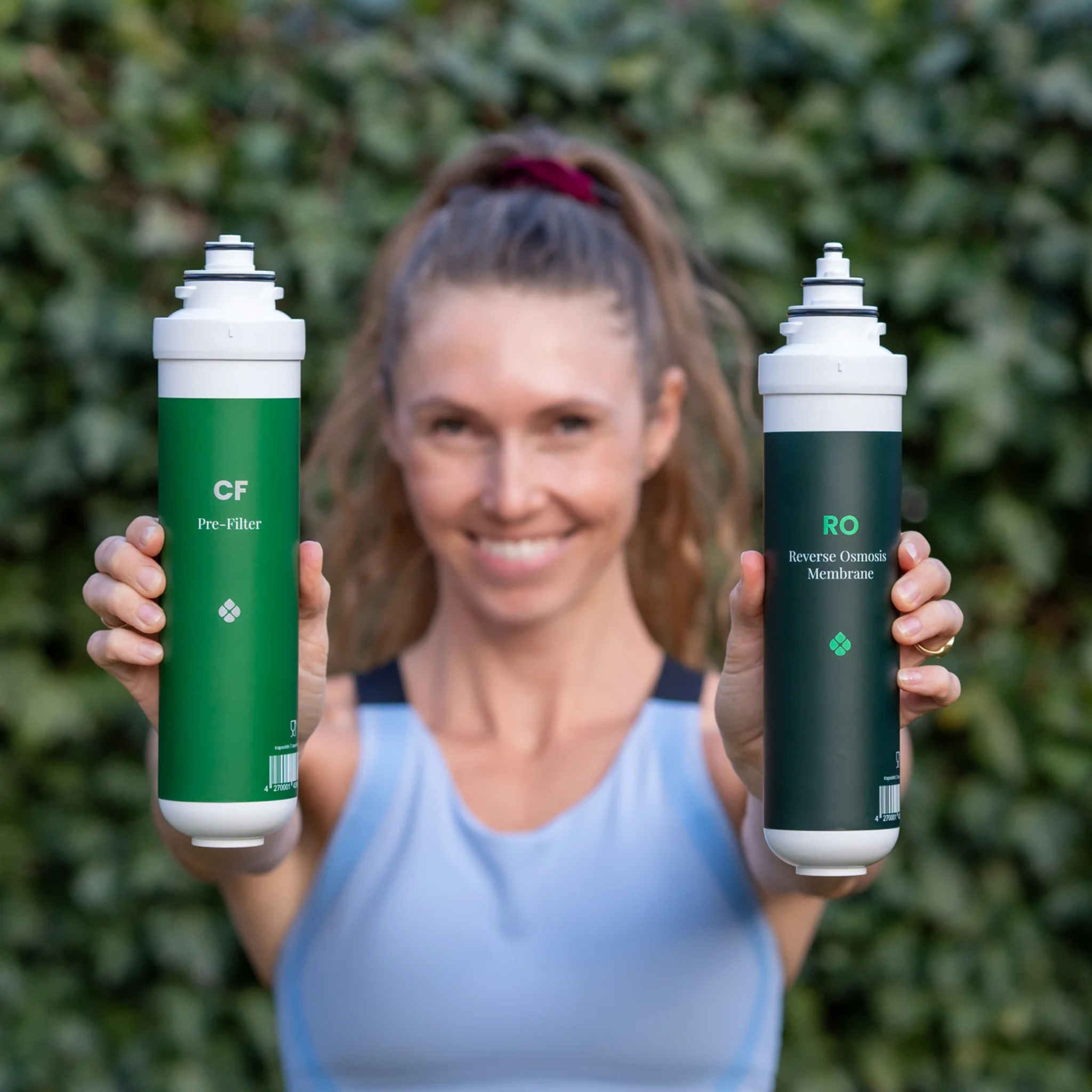 Zestaw CF & MN łączy filtr wstępny CF, który usuwa piasek, rdzę i większe zanieczyszczenia, z filtrem mineralizującym MN z technologią TasteBoost. Dzięki temu system filtracji zapewnia nie tylko czystą, ale też smaczną wodę bogatą w magnez i wapń. Komplet został zaprojektowany tak, aby chronić pozostałe elementy systemu i wydłużyć ich żywotność. Rezultat – świeża, krystaliczna woda prosto z kranu.