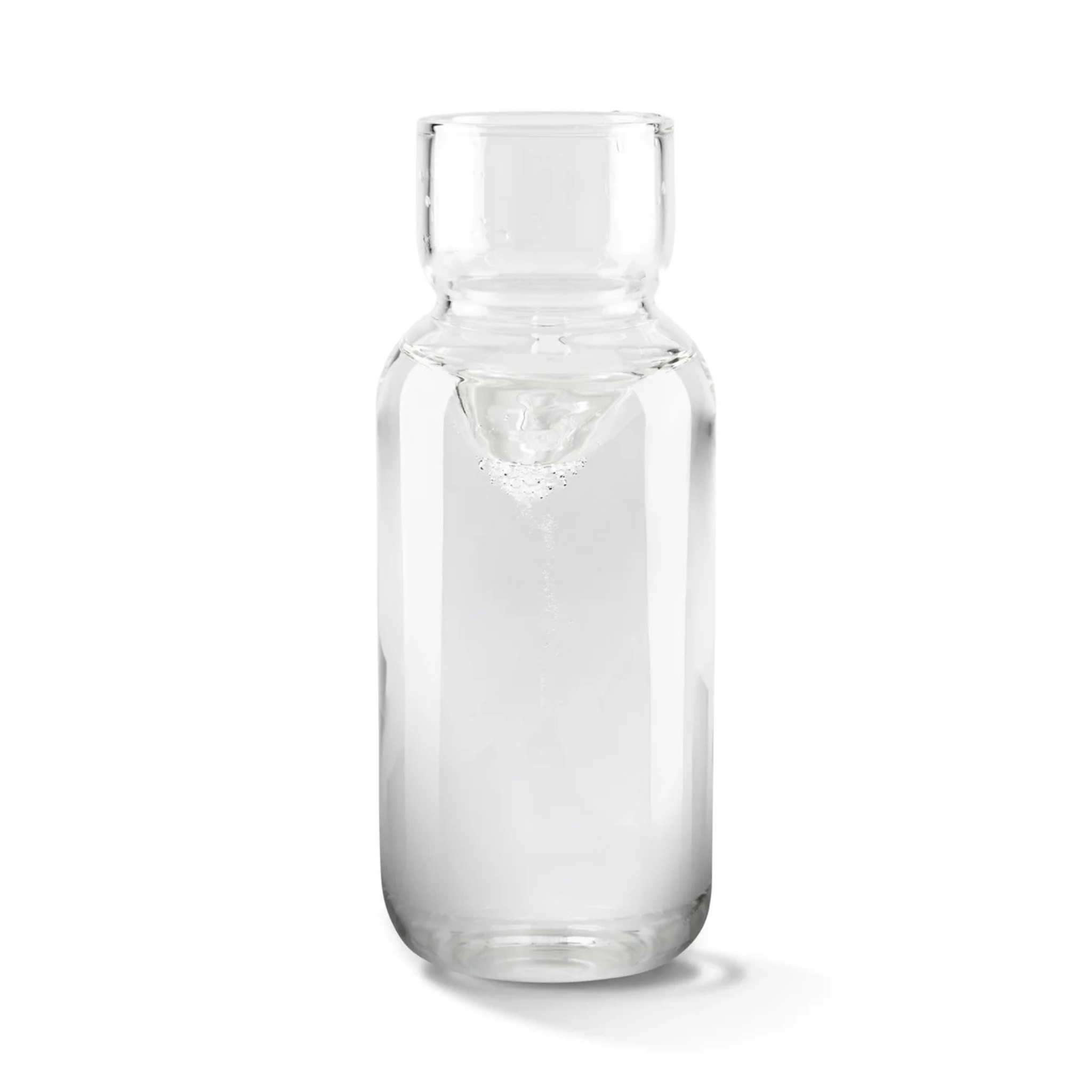 Ręcznie wykonana karafka ze szkła borokrzemowego to elegancki dodatek do kuchni i doskonałe uzupełnienie systemu Home One. Szkło jest odporne na temperatury do 95 °C, nie wchodzi w reakcję z wodą i zachowuje jej naturalny smak. Pojemność 650 ml sprawia, że idealnie pasuje pod wylewkę filtra, a delikatne grawerowane logo dodaje estetyki. Karafka może być myta w zmywarce – praktyczna, trwała i piękna jednocześnie. Dzięki niej codzienne picie wody staje się czystą przyjemnością.