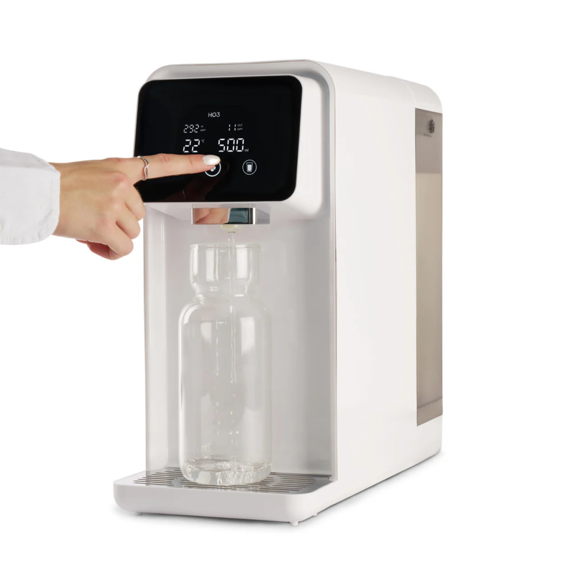 System HO3 Home One to nowoczesne, kompaktowe urządzenie do filtracji wody metodą odwróconej osmozy. Skutecznie usuwa nawet 99,9 % zanieczyszczeń, dzięki czemu woda staje się krystalicznie czysta i bezpieczna. Wbudowana membrana RO oraz proces remineralizacji przywracają wodzie magnez, wapń, potas i sód, poprawiając jej smak i wartość odżywczą. Wysoka jakość wykonania i niemiecka precyzja gwarantują długą trwałość i czystość systemu. Idealny wybór dla osób, które chcą pić zdrową, świeżą wodę bez plastiku .